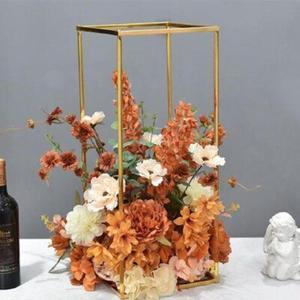 Centre de table en métal doré poli de qualité supérieure avec des détails floraux complexes pour la décoration intérieure et les événements de luxe - Product Image 1