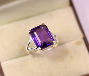 แหวนเงินแท้ 925 ชุบโรเดียม ประดับพลอยอเมทิสต์สีม่วง ฝังแบบมินิมอล ทำด้วยมือ - Product Image 6