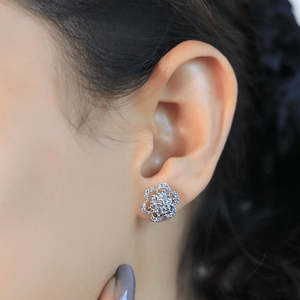 Pendientes de Plata Zarkan Bliss in Nature, Diseño de Flor Religiosa Moderna con Circonita y Perla para Bodas y Fiestas - Product Image 3