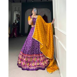 Présentation du dernier créateur Look festif Navratri Choli Bandhej avec impression Patola et impression en feuille pour les vêtements des femmes par exportation - Product Image 1