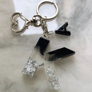 พวงกุญแจเรซิ่นแวววาวสดใสมีสไตล์ทันสมัยดูทันสมัยพวงกุญแจเรซินศิลปะที่มีเอฟเฟกต์สีรุ้งและแบบอักษรที่ทันสมัย - Product Image 1