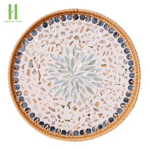 Bandeja para servir decorativa redonda de estilo bohemio de bambú de primera calidad con base de madera y mango de inserción para servir frutas - Product Image 2