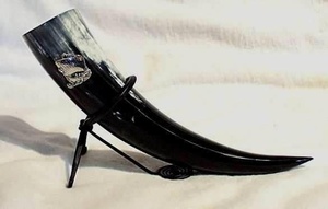 Taza de cerámica de cuerno vikingo festivo hecho a mano para hidromiel y cerveza para fiestas navideñas y alegrías navideñas - Product Image 2