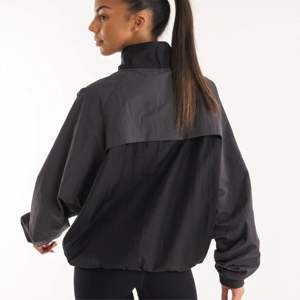 Veste de sport pour femme-Fermeture éclair complète, coupe ajustée, tissu extensible léger, idéal pour la course et le sport - Product Image 4