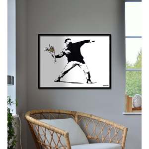 Affiche graffiti Banksy jetant des fleurs pour décoration murale - Product Image 2