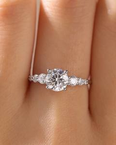 Anillo de compromiso de moissanita de corte redondo de 7mm | Solitario con piedras laterales | Joyería fina de Boda nupcial de oro o plata OEM - Product Image 1