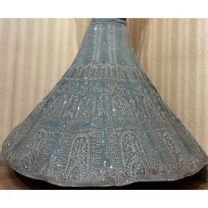 Conjunto de Lehenga nupcial Premium con intrincados patrones de lentejuelas bordadas y acentos Zari para exportación y pedidos a granel - Product Image 2