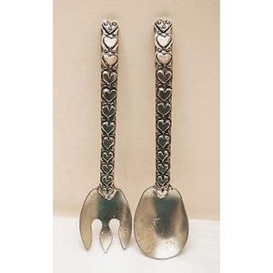 Juego de cuchara y tenedor para servir ensalada de diseñador Chapado en plata con mango de diseño en relieve de corazón mini hecho a mano para boda - Product Image 1