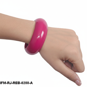Brazalete de Resina Geométrica Rosa Intenso, Brazalete de Resina Facetada Magenta para Mujer, Joyería de Resina con Diseño Atrevido - Product Image 2