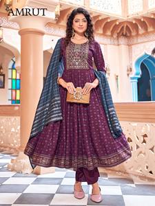 Ropa étnica de rayón con bordado de lentejuelas Kurti Pant y Dupatta Mujer Fabricante de moda de Surat a la tarifa más baja - Product Image 4