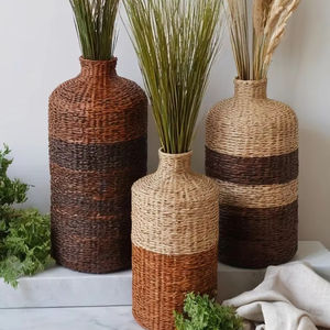 Vase à fleurs en rotin rustique avec un artisanat tissé détaillé idéal pour les maisons et les espaces de vie d'inspiration bohème - Product Image 1