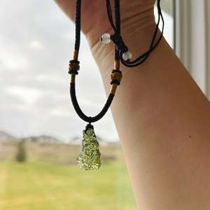 Nikhil Gems ของขวัญที่ดีที่สุดสำหรับเธอสร้อยคอคริสตัลโมลด์ดูไลต์ธรรมชาติผลการเปลี่ยนสีทรายอัญมณีหลวมที่สาม - Product Image 3