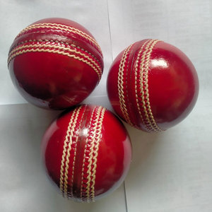 Pelota dura de críquet de cuero rojo personalizada para partidos internacionales - Product Image 4