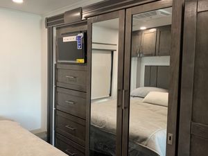 Autocaravana Eléctrica de Lujo 4x4 Todoterreno, Camper Van para 4 Personas con Refrigerador, Autocaravanas 4X4 de Lujo - Product Image 2