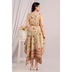 Robe maxi sans manches à ourlet asymétrique, imprimé floral, motif marron tortilla, en tissu mousseline - Product Image 2