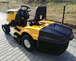 Tracteur de pelouse compact Cub Cadet LT2 NR92 avec ramassage d'herbe pour pelouses résidentielles et entretien des jardins - Product Image 6