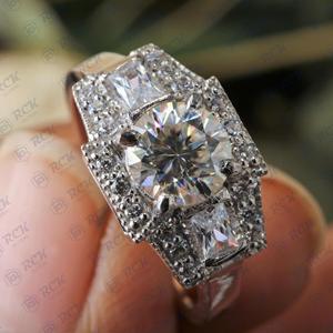 2,50 CTW corte redondo tres piedras plata esterlina Halo ajuste celta Moissanite anillo para mujeres aniversario y cumpleaños amor regalo - Product Image 4