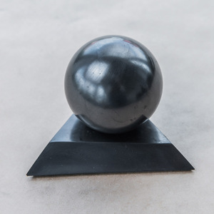 Soporte grande de shungita para una esfera o un huevo de más de 3.5 pulgadas (90 mm) - Product Image 2