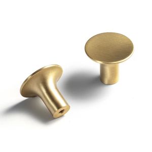 Boutons en laiton fabriqués à la main pour armoires, offrant un aspect poli élégant, ajoutant de la beauté aux intérieurs de chambre à coucher modernes, durables - Product Image 5