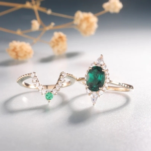 Ensemble de mariage émeraude-Bague halo émeraude ovale jumelée à une alliance Moissanite, ensemble de bagues de mariée en or jaune massif 10 carats - Product Image 4