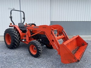 Tracteur agricole Kubota M954 d'occasion, type cabine, équipement agricole utilitaire - Product Image 2