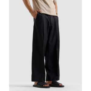 Pantalones de mujer de corte ancho plisados de cintura alta en crepé, antiarrugas, transpirables, con apliques y detalles elásticos tipo cargo. - Product Image 4