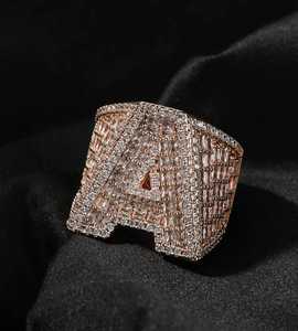 Anillo de Hip Hop con Letra Personalizada de Diamante Moissanite de Primera Calidad, Estilo Baguette con Incrustaciones, para Hombre, Disponible al Mejor Precio - Product Image 1