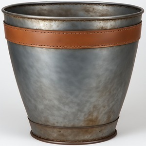 Elegante maceta de cuero galvanizado con superficie de pátina Trabajo artesanal que ofrece acento decorativo para interiores de temporada - Product Image 6