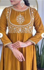 Desgaste ocasional de seda Vichitra con bordado y trabajo de codificación Pantalón Kurti y moda de mujer Dupatta al precio más bajo - Product Image 3