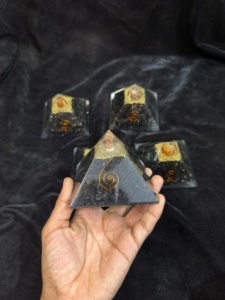 Pirámide de Orgón de Turmalina Negra Natural, Generador de Energía de Cristal, Bobina de Cobre, Escultura Hecha a Mano para Reiki, Meditación y Chakras - Product Image 1