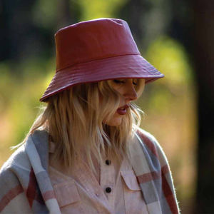 Chapeau bob en cuir végétalien personnalisé pour grossiste OEM, style streetwear, avec fermeture éclair, couleur rouille - Product Image 3