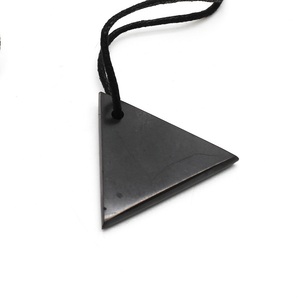 Colgante de Shungita Triángulo Masculino 1.6*1.8 pulgadas (40*45 mm) - Product Image 2