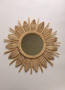 Elegante marco rectangular de espejo de pared de ratán adecuado para entradas, pasillos y casas con estilo contemporáneo - Product Image 6