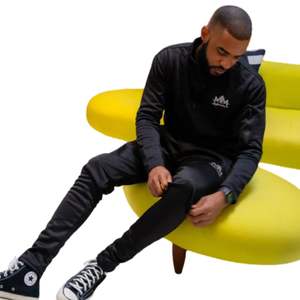 Conjunto deportivo para hombre con cremallera de un cuarto, top de manga larga y pantalones jogger de corte ajustado para gimnasio, correr y ropa deportiva. - Product Image 4