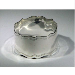 Rond de serviette élégant en fil de métal avec finition argentée Parfait pour un accessoire de table élégant Décor de table à manger élégant - Product Image 2