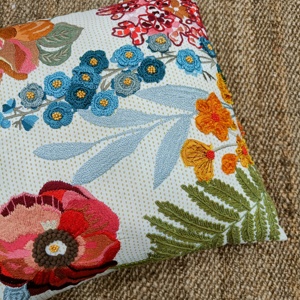 Fundas de Cojín Bloom Nest 100% Algodón Ecológico, con Bordado Floral Moderno, Diseños Navideños para el Hogar - Product Image 4