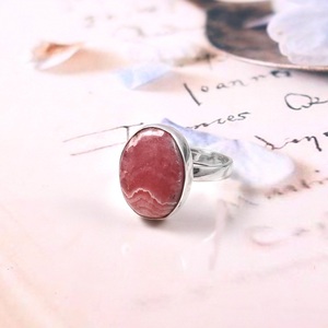 Anillo clásico de mujer con piedras preciosas de Rodocrosita ovalada en Ajuste de bisel de plata de ley 925 - Product Image 3