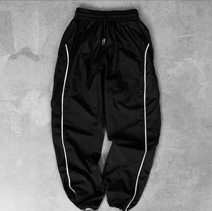 Pantalones de chándal de nailon holgados y casuales negros con botones laterales y rayas, joggers de nailon de poliéster para hombre - Product Image 2