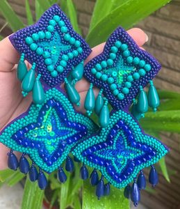 ต่างหูปักลายสีน้ำเงิน งานฝีมือคุณภาพพรีเมียม น้ำหนักเบา เหมาะสำหรับงานเทศกาล งานปาร์ตี้ ราคาสุดคุ้ม ต่างหูประดับลูกปัด - Product Image 1