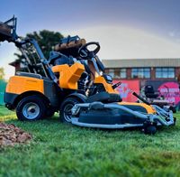 Tondeuse à gazon et balayeuse à neige Stiga Park Pro 900AWX avec moteur et autres équipements inclus, en vente dans le monde entier avec livraison rapide
