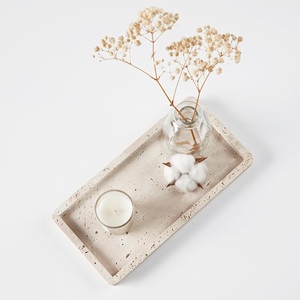 Plateau décoratif rectangulaire en pierre de travertin avec finition texturée naturelle pour la décoration intérieure moderne, élégant et pour l'accentuation d'un intérieur - Product Image 1