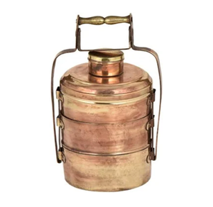 Élégante boîte tiffin bicolore, avec base en cuivre martelé et gradins en émail crème/or, alliant tradition et style moderne - Product Image 1