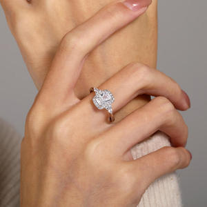 Bague de fiançailles Jeulia à trois pierres, taille radiant, avec halo - Product Image 5