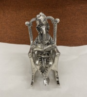 Statues de Ganesh de la meilleure qualité pour cadeaux Inde Finition argentée Ganesh sur chaise à bascule pour cadeaux de mariage Inde