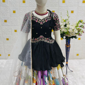 VISHNU K DESIGN - Conjunto de Lehenga Choli y Dupatta para Niñas, en Seda Chinon Pesada con Bordado de Lentejuelas, Manga Corta, para Todas las Estaciones - Product Image 1