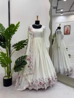 Robe Anarkali en soie Chinnon de créateur très demandée pour les mariages, les fêtes et les festivals à un prix abordable