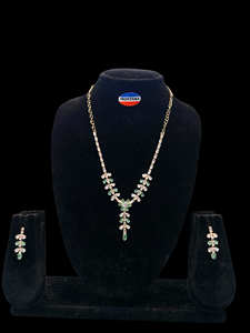 Ensemble de bijoux en acier inoxydable pour femmes de style vintage avec collier et boucles d'oreilles en diamant pour les occasions de fêtes de mariage - Product Image 3