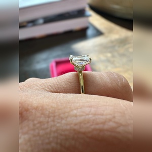Anillo de Diamante Cultivado en Laboratorio con Corte Radiante de 2.00 Quilates, VVS2 Certificado, Oro Amarillo, Venta Caliente, Proveedor y Fabricante, Envío Global - Product Image 5