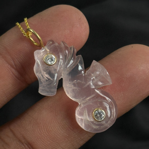จี้หินโรสควอตซ์ธรรมชาติรูปม้าน้ำ ประดับเงินแท้ 925 ชุบทอง ฝังหินสองเม็ด จี้แฟชั่น เครื่องประดับเสริมเสน่ห์ - Product Image 3