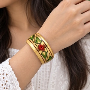 กำไลข้อมือทองเหลืองเคลือบสีแดงลายดอกไม้สีเขียวใบไม้ งานเพ้นท์มือ ขายส่งเครื่องประดับแฟชั่นสไตล์อินเดียแบบชาติพันธุ์ B2B - Product Image 2